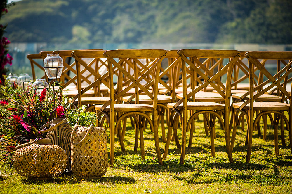cerimonia com cadeiras rusticas casamento ao ar livre no jardim rj rio de janeiro barra da tijuca