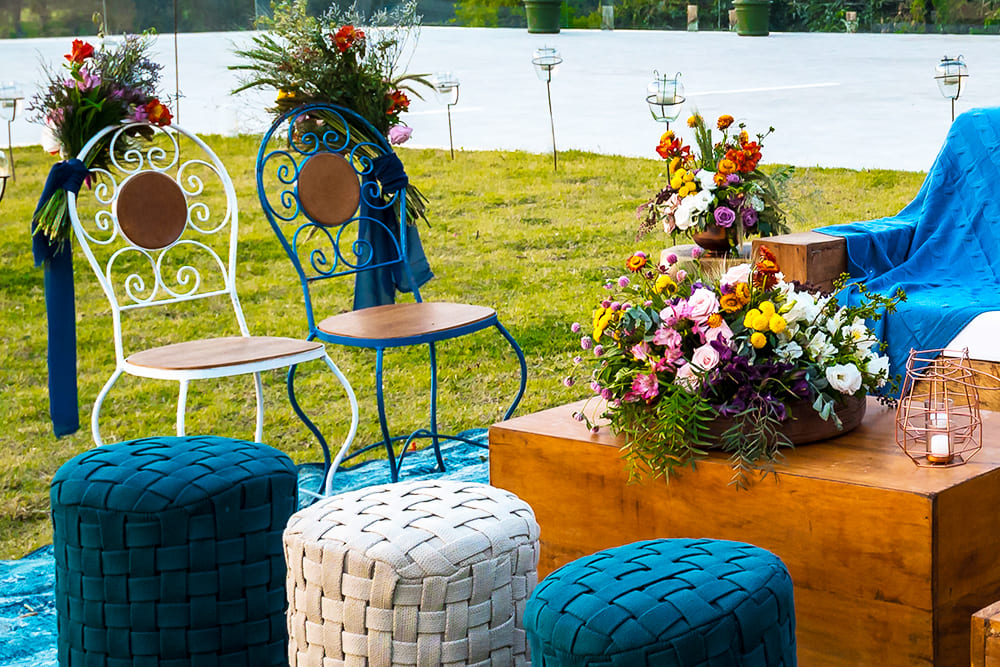 lounge azul com flores coloridas casamento ao ar livre no jardim rj rio de janeiro barra da tijuca