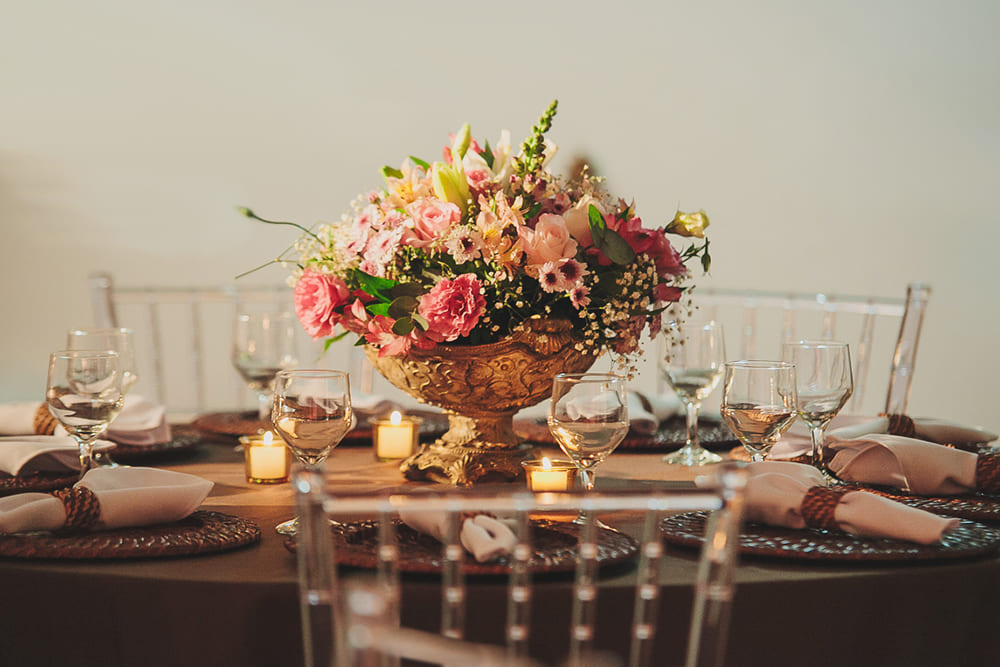 mesa de convidados rosa dourado e marrom casamento ao ar livre no jardim rj rio de janeiro barra da tijuca