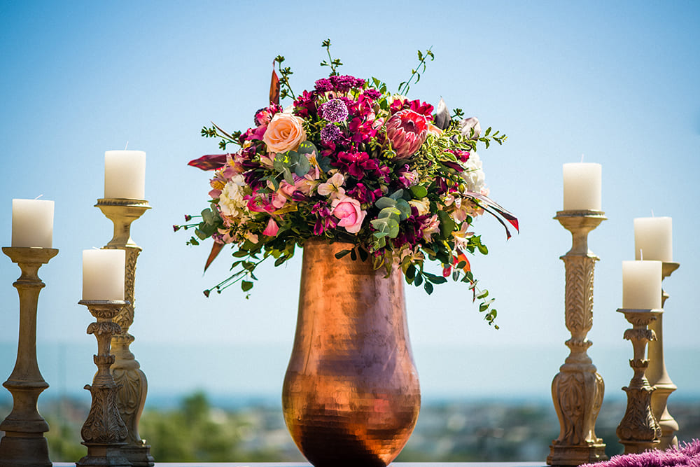 arranjo com vaso de cobre e castical casamento ao ar livre no jardim rj rio de janeiro barra da tijuca